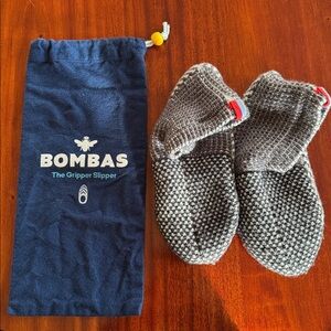 ⛄️ Women’s Bombas gripper slipper. Size S.